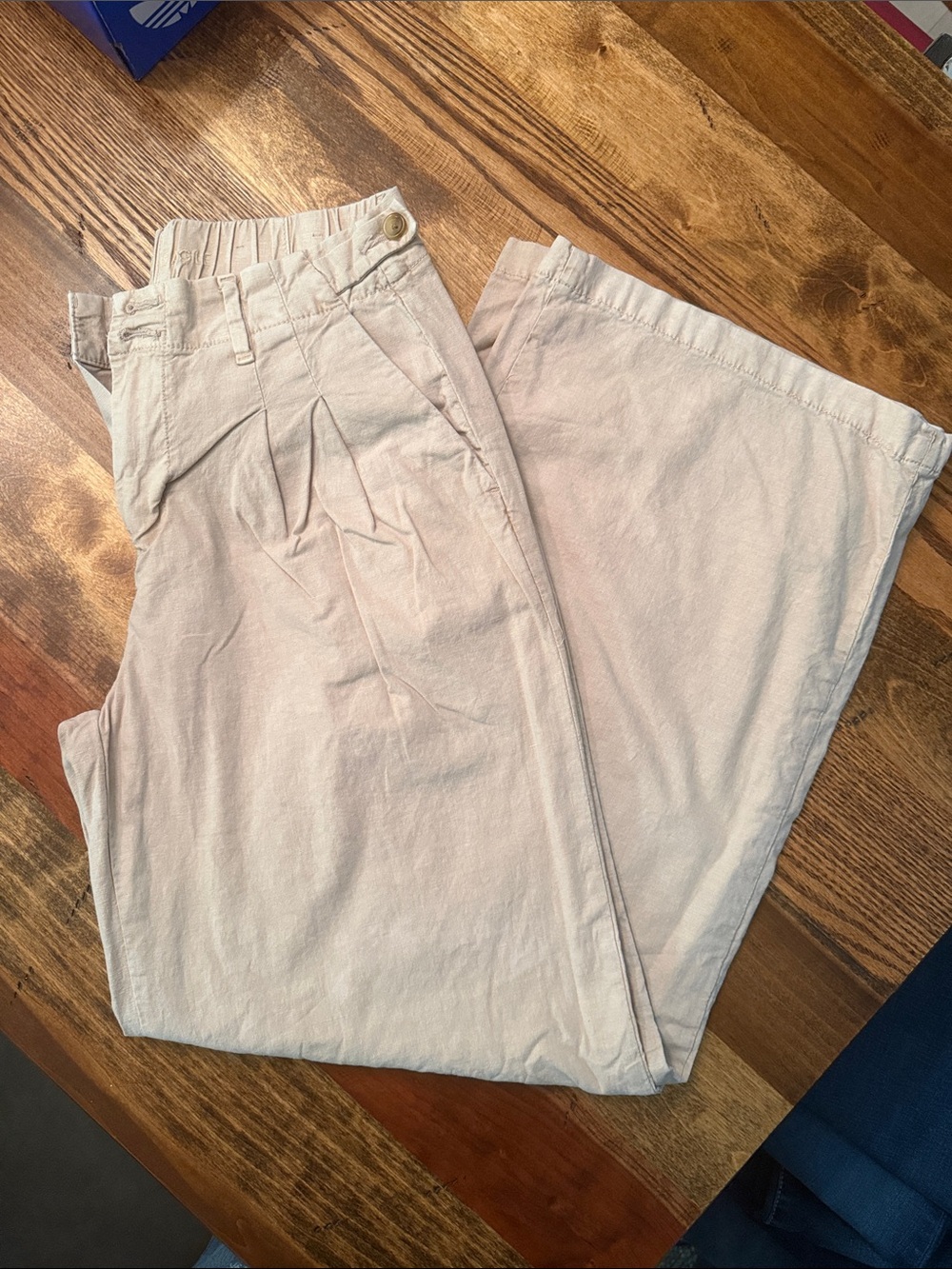 American Eagle Outfitters Light Cream Wide Leg Pleated Pants